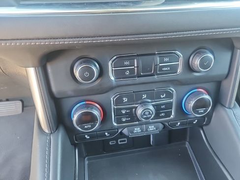 Used 2023 Chevrolet Suburban LT w/ Luxury Package RWD image 17