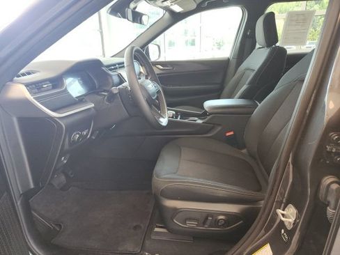 Certified 2025 Jeep Grand Cherokee Laredo w/ Luxury Tech Group I RWD image 20
