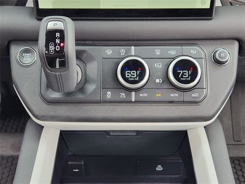 Used 2025 Land Rover Defender 110 X-Dynamic SE image 18