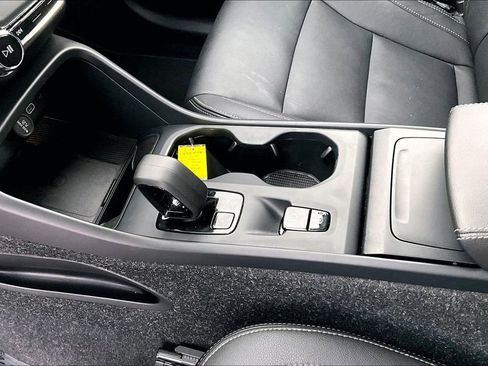 Certified 2025 Volvo XC40 B5 Core image 18