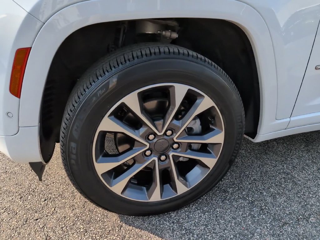 Used 2025 Jeep Grand Cherokee L Overland w/ Luxury Tech Group IV AWD/4WD image 14