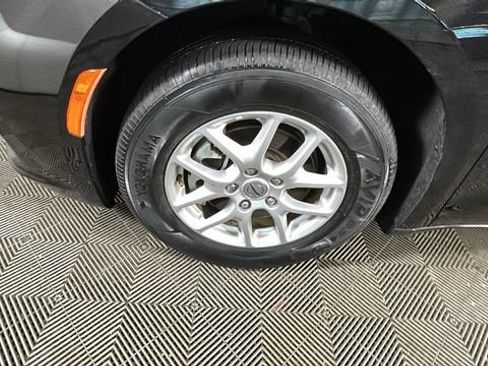 Used 2024 Chrysler Pacifica Touring-L FWD image 9