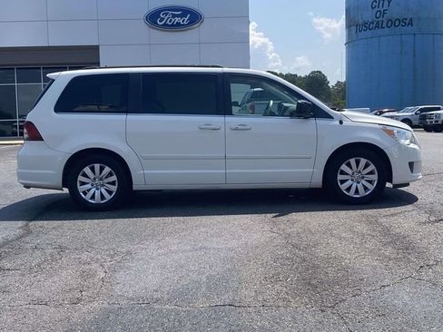 Used 2012 Volkswagen Routan SEL FWD image 2