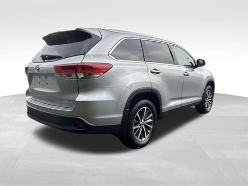 Used 2019 Toyota Highlander XLE AWD/4WD image 5