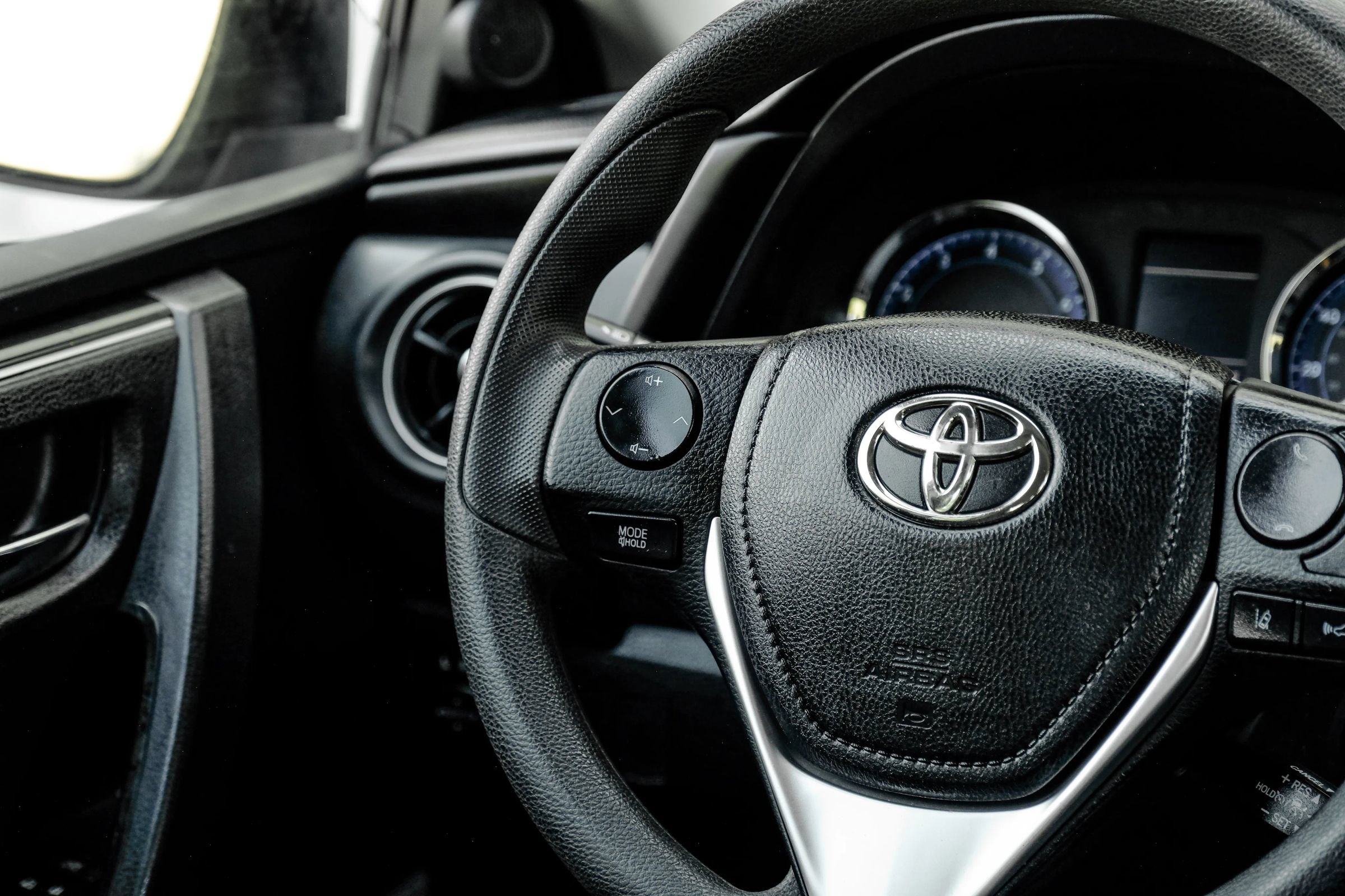 Used 2018 Toyota Corolla LE FWD image 23