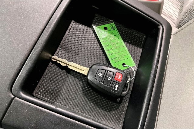 Used 2015 Toyota Camry LE FWD image 11