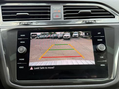 Used 2023 Volkswagen Tiguan SE w/ Panoramic Sunroof Package FWD image 15
