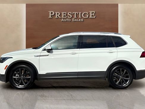 Used 2022 Volkswagen Tiguan SE w/ Panoramic Sunroof Package FWD image 2