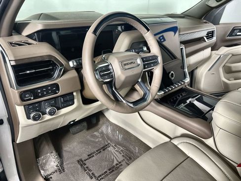 Certified 2025 GMC Yukon XL Denali w/ Denali Reserve Package AWD/4WD image 11