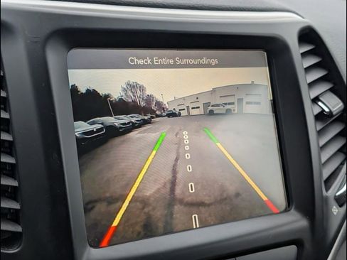 Used 2017 Jeep Cherokee Trailhawk image 18