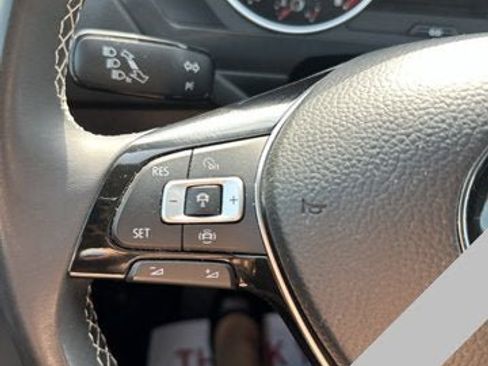 Used 2021 Volkswagen Tiguan SE w/ Panoramic Sunroof Package image 17