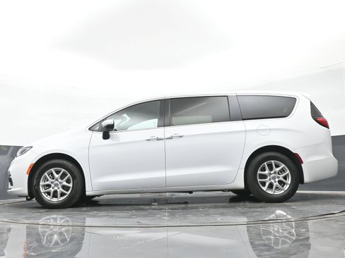 Used 2023 Chrysler Pacifica Touring image 41