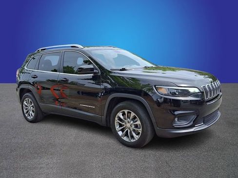 Used 2019 Jeep Cherokee Latitude Plus w/ Comfort/Convenience Group FWD image 3