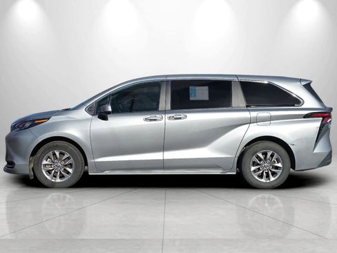 Used 2024 Toyota Sienna LE image 5