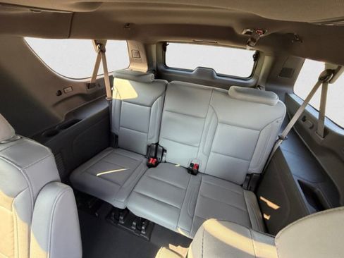 Used 2024 Chevrolet Suburban Z71 w/ Luxury Package AWD/4WD image 19