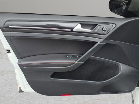 Used 2017 Volkswagen GTI SE image 10