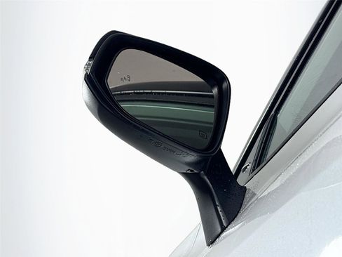 Used 2025 Toyota Highlander XLE image 5