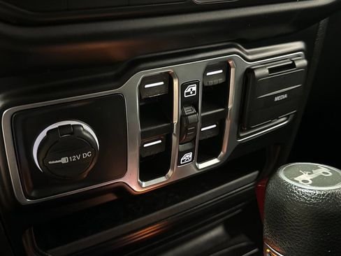 Used 2020 Jeep Wrangler Unlimited Sahara w/ Uconnect 4C Nav & Sound Group image 33