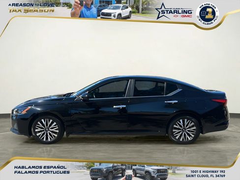 Used 2023 Nissan Altima 2.5 SV w/ SV Premium Package image 3