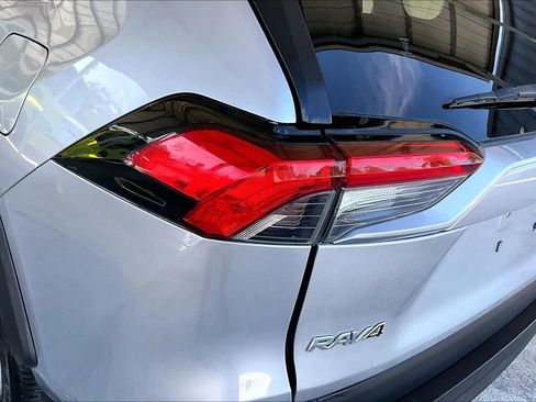 Used 2019 Toyota RAV4 LE FWD image 20