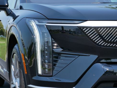 Certified 2025 Cadillac Optiq Luxury 2 w/ LPO, Floor Liner Package AWD/4WD image 15
