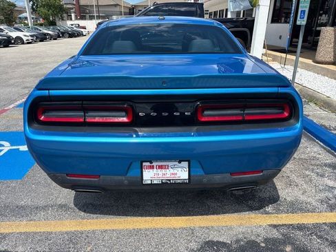 Used 2019 Dodge Challenger SXT w/ Driver Convenience Group RWD image 4