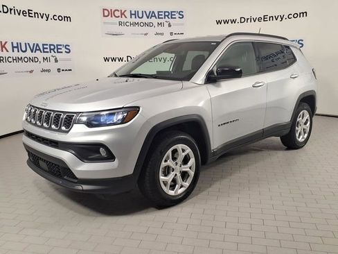 Used 2024 Jeep Compass Latitude AWD/4WD image 1