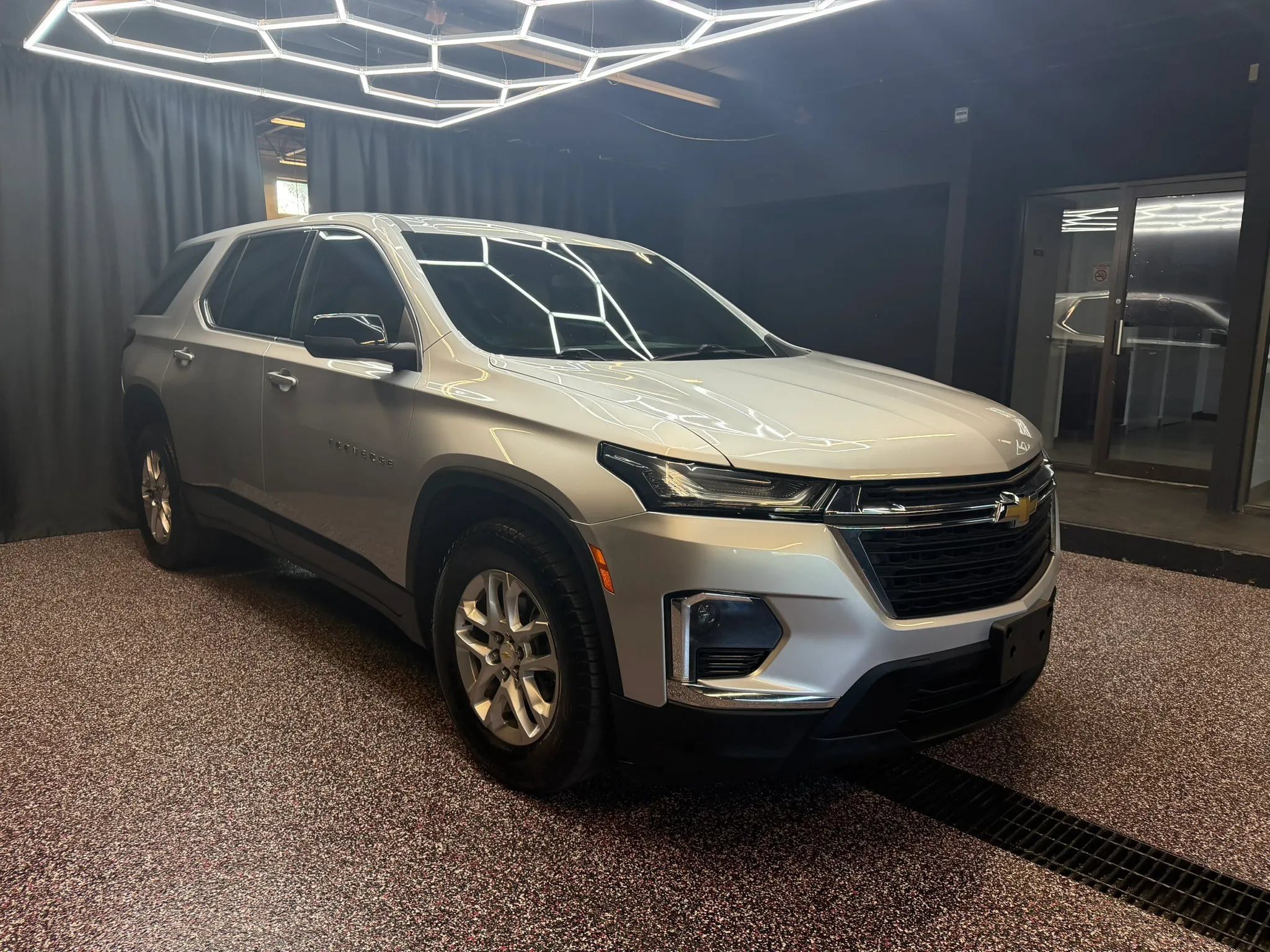 Used 2022 Chevrolet Traverse LS AWD/4WD image 9