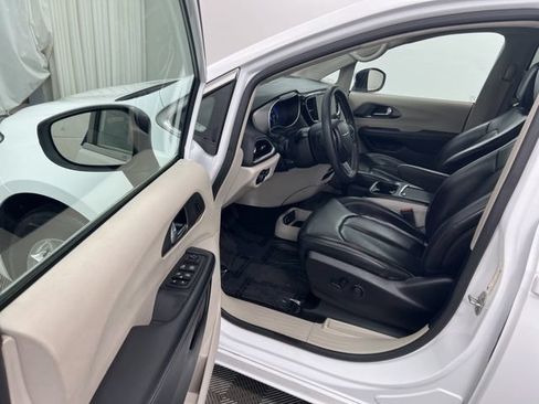 Used 2023 Chrysler Pacifica Touring-L FWD image 14