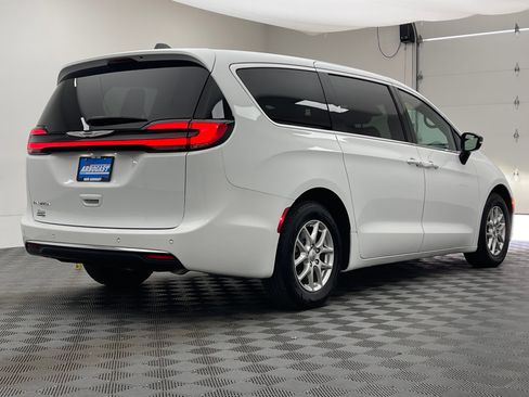 Used 2025 Chrysler Pacifica Select FWD image 6