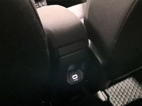 Used 2019 Jeep Renegade Latitude w/ Cold Weather Group image 10