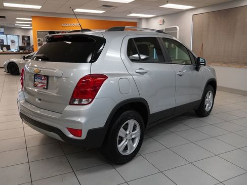 Used 2022 Chevrolet Trax LT w/ LT Convenience Package image 6
