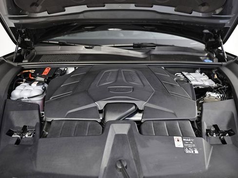 Certified 2025 Porsche Cayenne AWD/4WD image 32