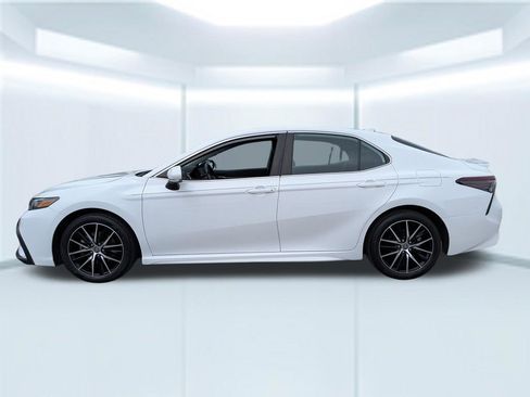 Used 2023 Toyota Camry SE image 2