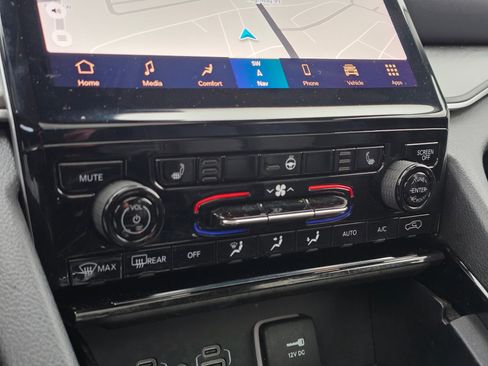 Used 2023 Jeep Grand Cherokee L Limited w/ Black Appearance Package image 31