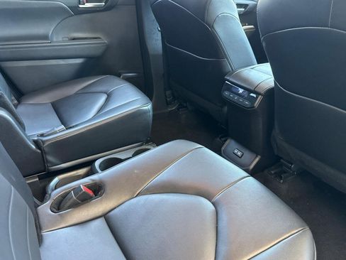 Used 2024 Toyota Highlander XLE FWD image 22