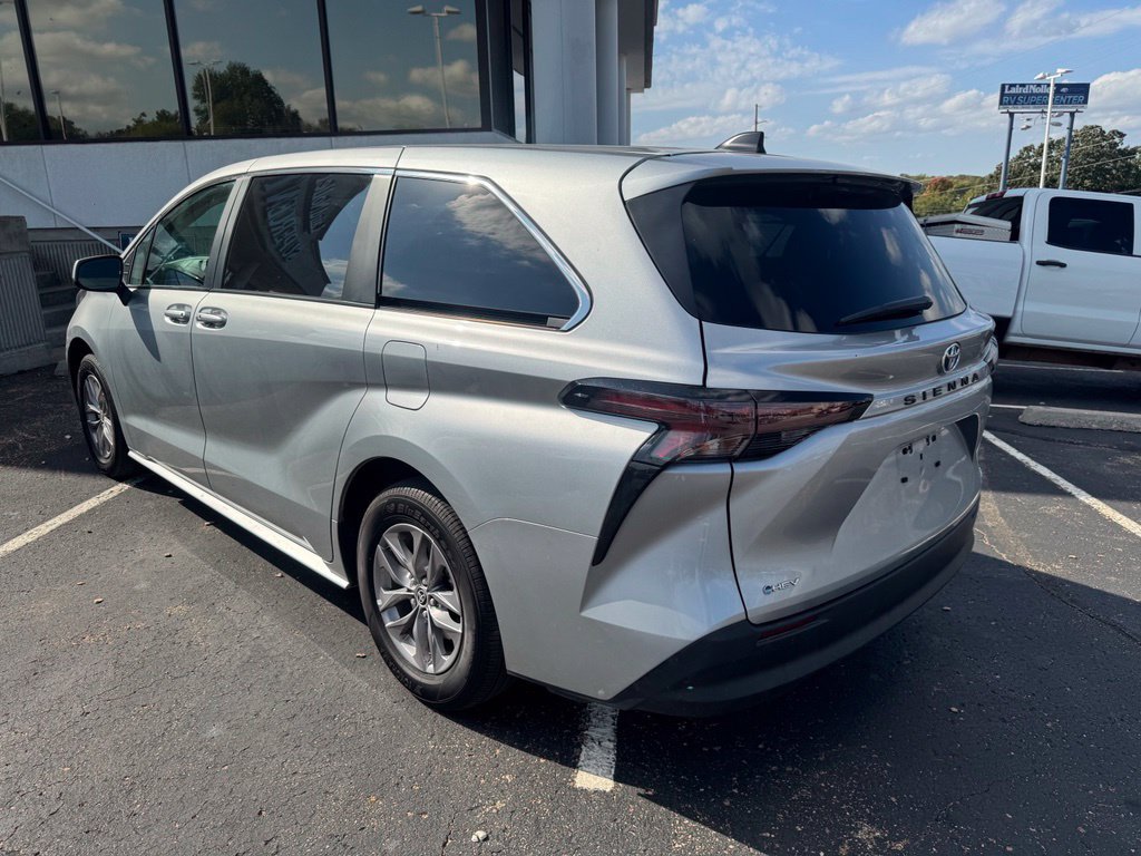 Used 2025 Toyota Sienna LE FWD image 5