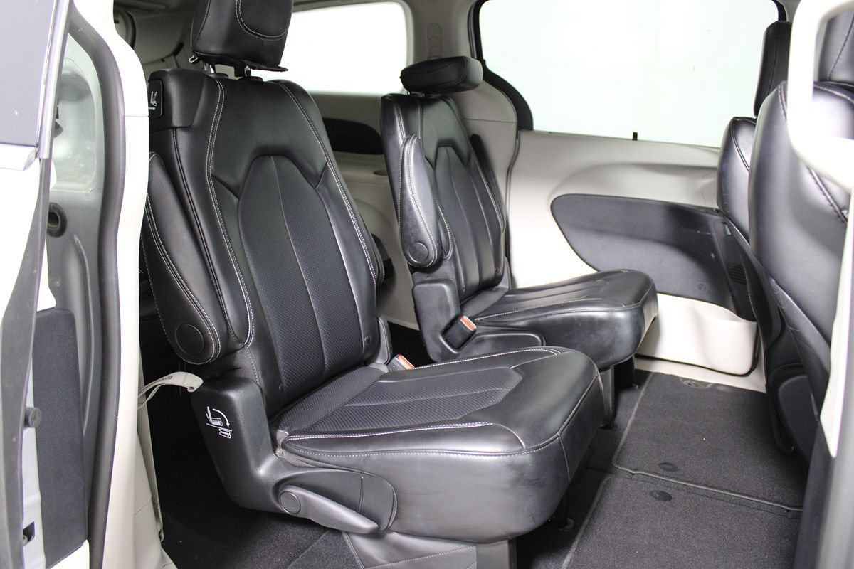 Used 2024 Chrysler Pacifica Touring-L FWD image 28