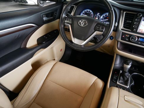 Used 2015 Toyota Highlander Limited image 9