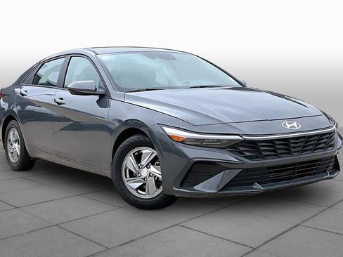 Used 2024 Hyundai Elantra SE FWD image 3