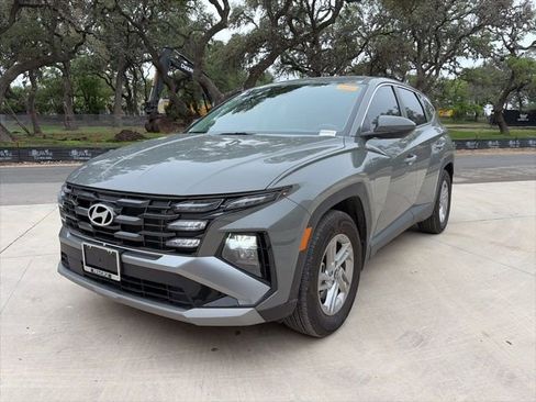 Used 2025 Hyundai Tucson SE FWD image 2