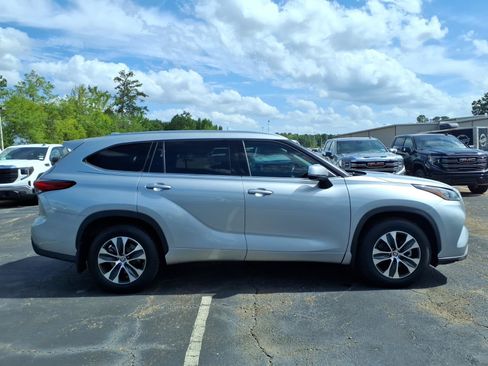 Used 2020 Toyota Highlander XLE FWD image 3