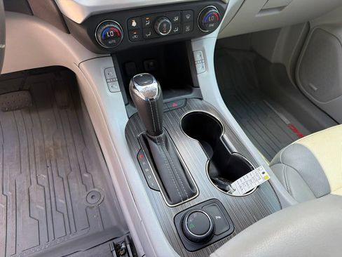 Used 2019 GMC Acadia SLT FWD image 17