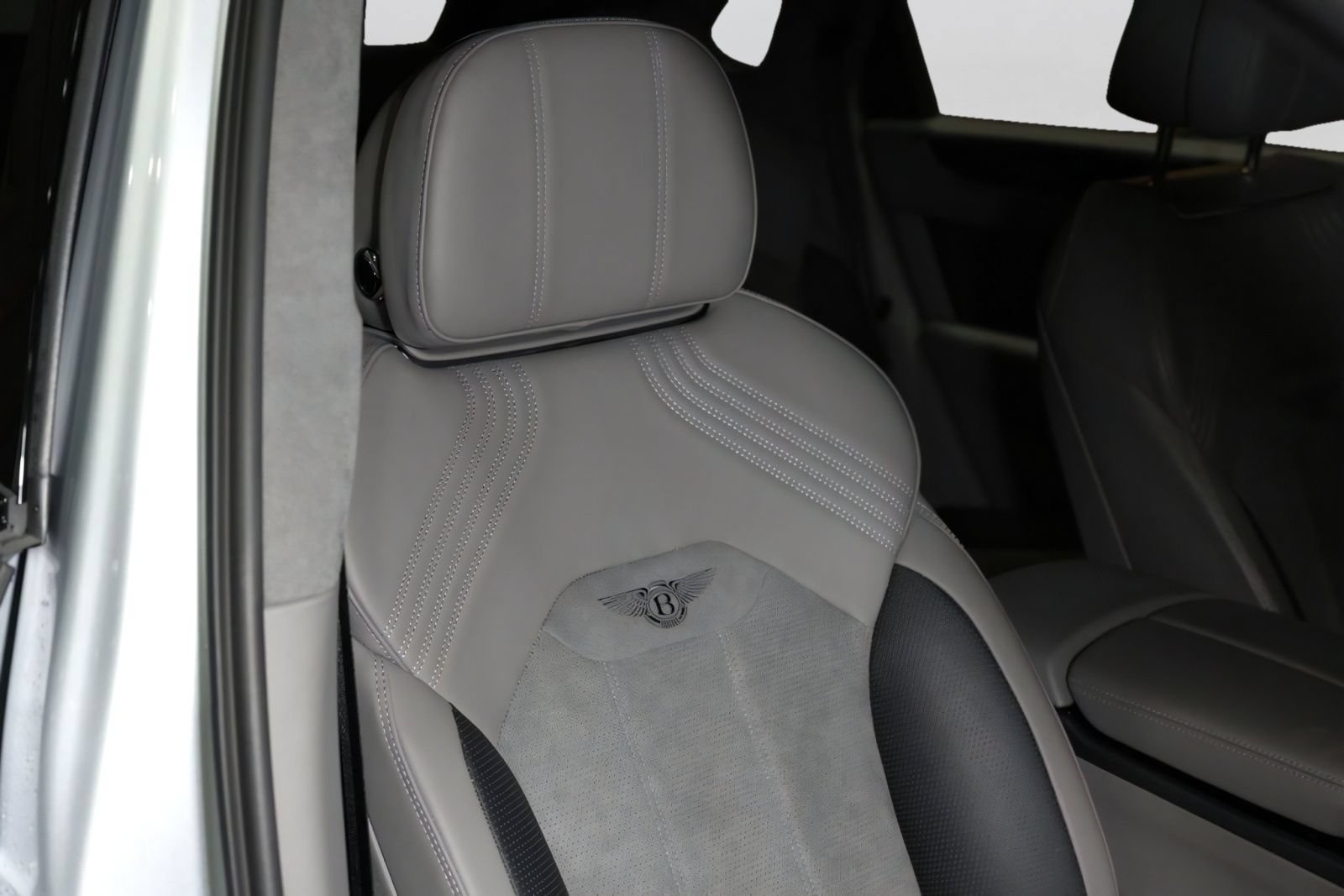 Used 2022 Bentley Bentayga AWD/4WD image 39