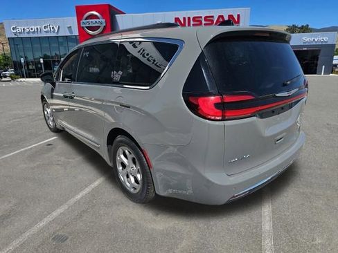 Used 2023 Chrysler Pacifica Limited FWD image 9