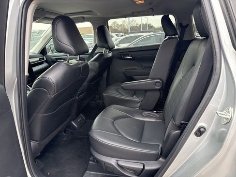 Used 2022 Toyota Highlander XLE image 9
