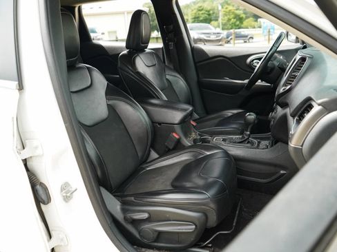 Used 2019 Jeep Cherokee Latitude Plus w/ Comfort/Convenience Group FWD image 12