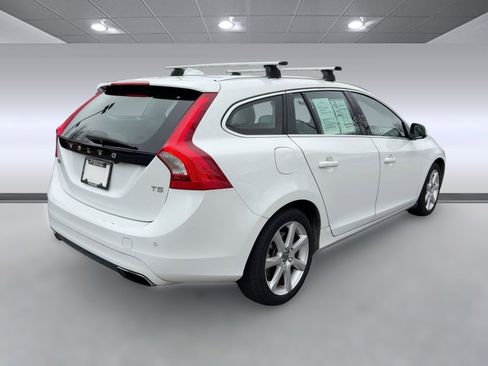 Used 2017 Volvo V60 T5 Premier w/ Convenience Package image 9