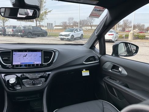 New 2026 Chrysler Pacifica Limited image 56