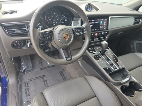 Certified 2022 Porsche Macan AWD/4WD image 5